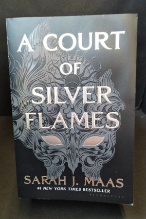 A Court of Silver Flames Black Barnes and Noble Exclusive Edition image number 0
