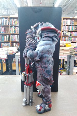 Quake Champions Scalebearer Statue image number 2