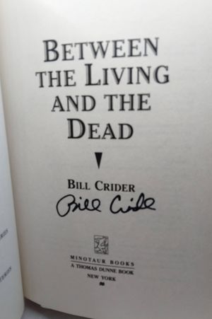Between the Living and the Dead: A Dan Rhodes Mystery (Sheriff Dan Rhodes Mysteries) image number 1