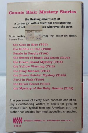 The Ghost Wore White: A Connie Blair Mystery image number 1
