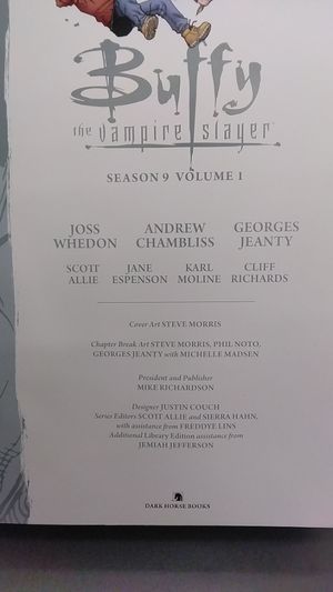 Buffy: Season Nine Library Edition Volume 1 (Buffy the Vampire Slayer) image number 1