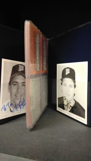 1990 Twins Trading cards w/ signed Hrbek image number 1